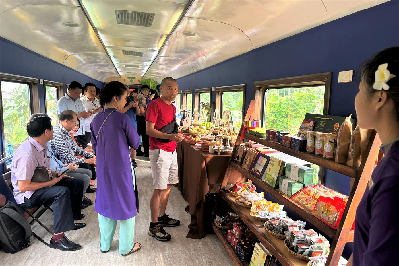 Đoàn tàu kết nối di sản Huế - Đà Nẵng với nhiều hoạt động bên trong mang lại cho du khách nhiều trải nghiệm. Ảnh: T.T