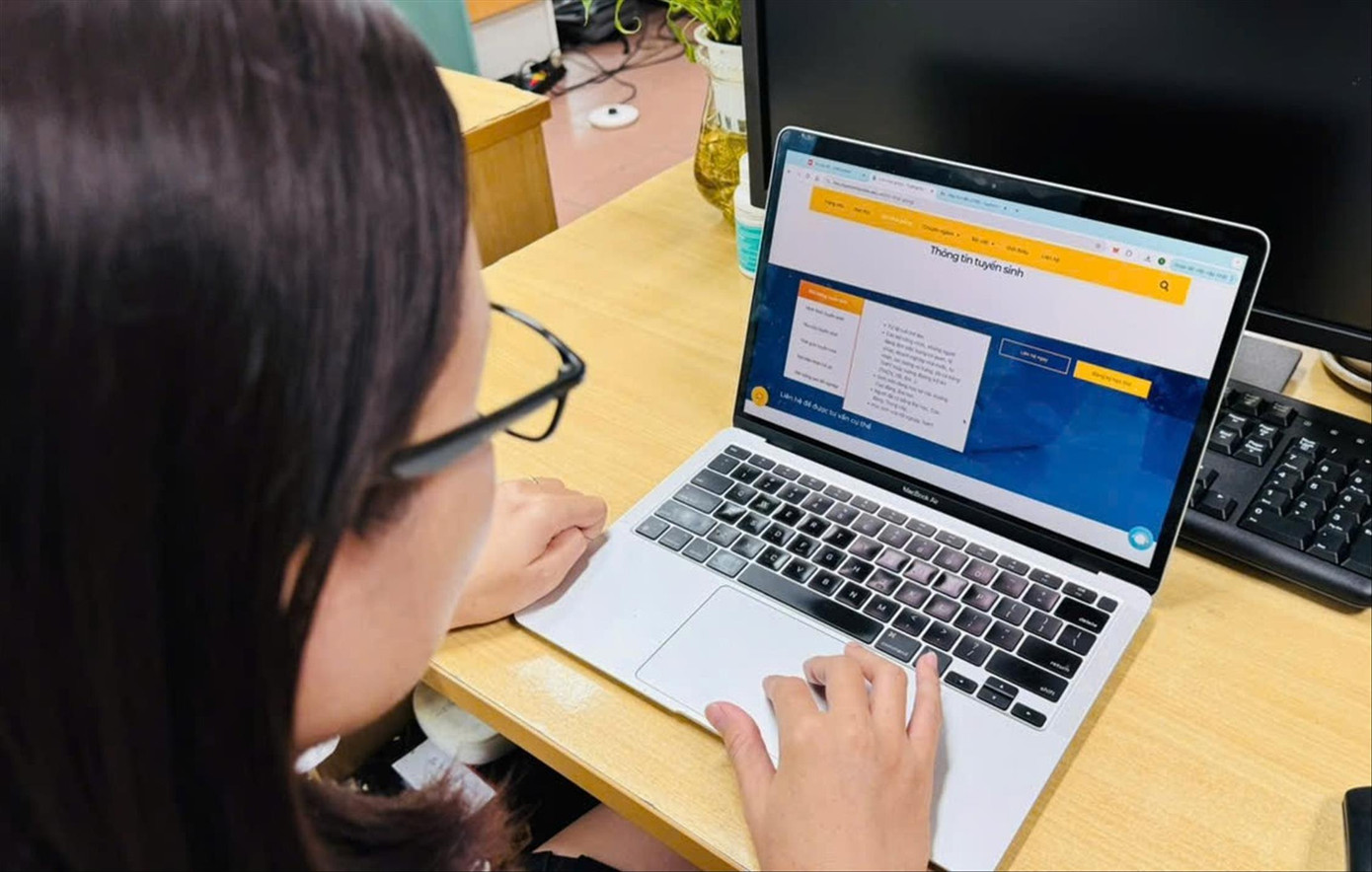 Với hình thức học trực tuyến, VB2 đang thực sự hấp dẫn nhiều người học. Ảnh: NGHIÊM HUÊ Với hình thức học trực tuyến, VB2 đang thực sự hấp dẫn nhiều người học. Ảnh: NGHIÊM HUÊ