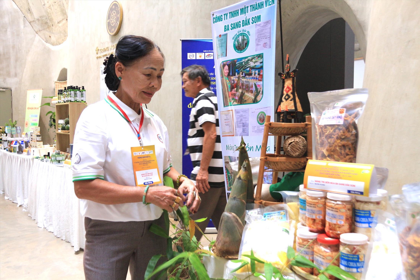 Bà Nguyễn Thị Sang và những sản phẩm được chế biến từ măng tre tại cuộc thi khởi nghiệp xanh. Bà Nguyễn Thị Sang và những sản phẩm được chế biến từ măng tre tại cuộc thi khởi nghiệp xanh.