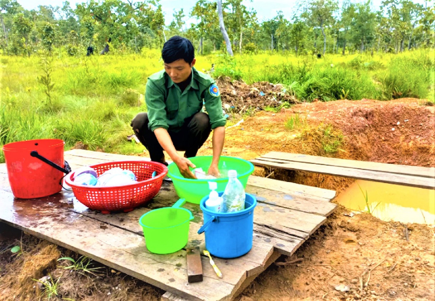 Điều kiện sống khá khó khăn của người giữ rừng Điều kiện sống khá khó khăn của người giữ rừng