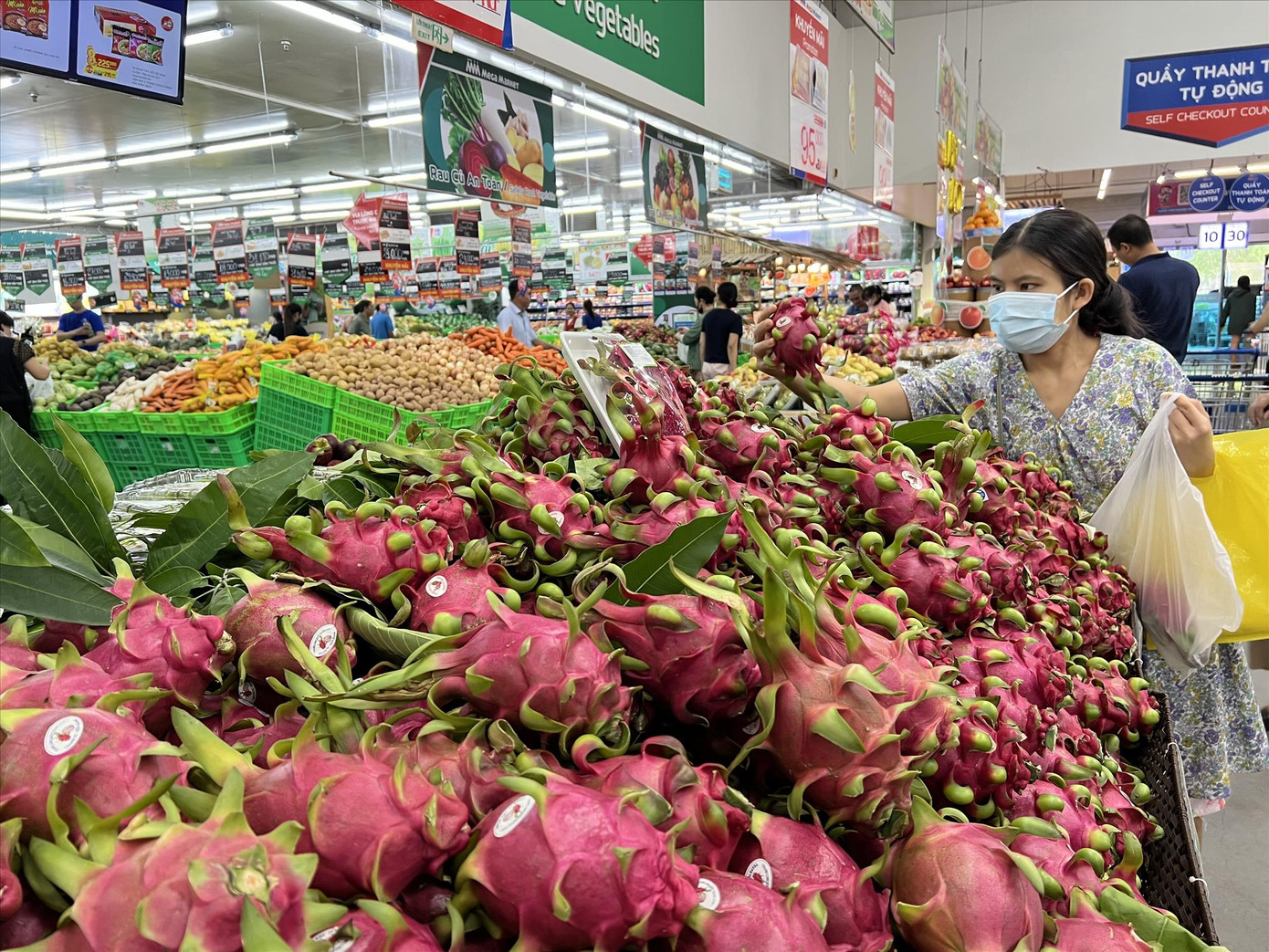 Siêu thị ngập khuyến mãi phục vụ người tiêu dùng. Ảnh: U.P Siêu thị ngập khuyến mãi phục vụ người tiêu dùng. Ảnh: U.P