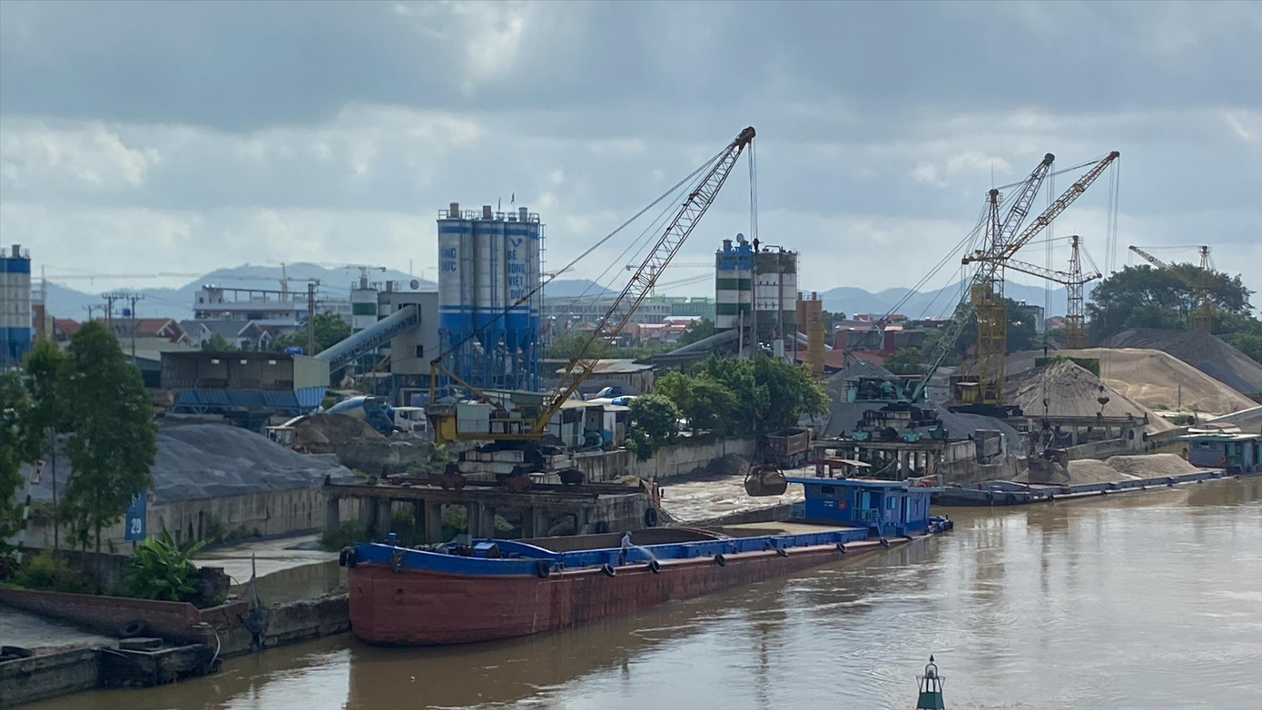 Hoạt động bến thủy nội địa rầm rộ tại các bãi không phép