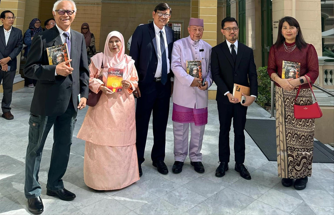 Nhà văn Nguyễn Một (thứ 3 từ trái qua) nhận Giải thưởng nhà văn Đông Nam Á 2022-2023 với tác phẩm Từ giờ thứ sáu đến giờ thứ chín. Nguyễn Bình Phương cũng ẵm giải nhờ Một ví dụ xoàng.