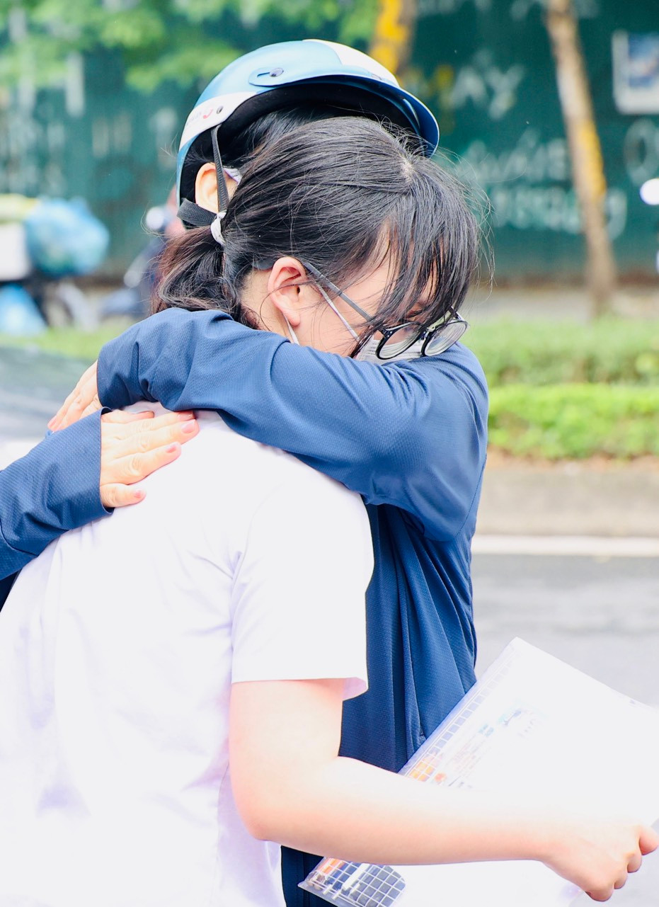 Những đứa trẻ rất cần cái ôm đúng lúc của bậc làm cha mẹ. Ảnh: Trọng Tài Những đứa trẻ rất cần cái ôm đúng lúc của bậc làm cha mẹ. Ảnh: Trọng Tài