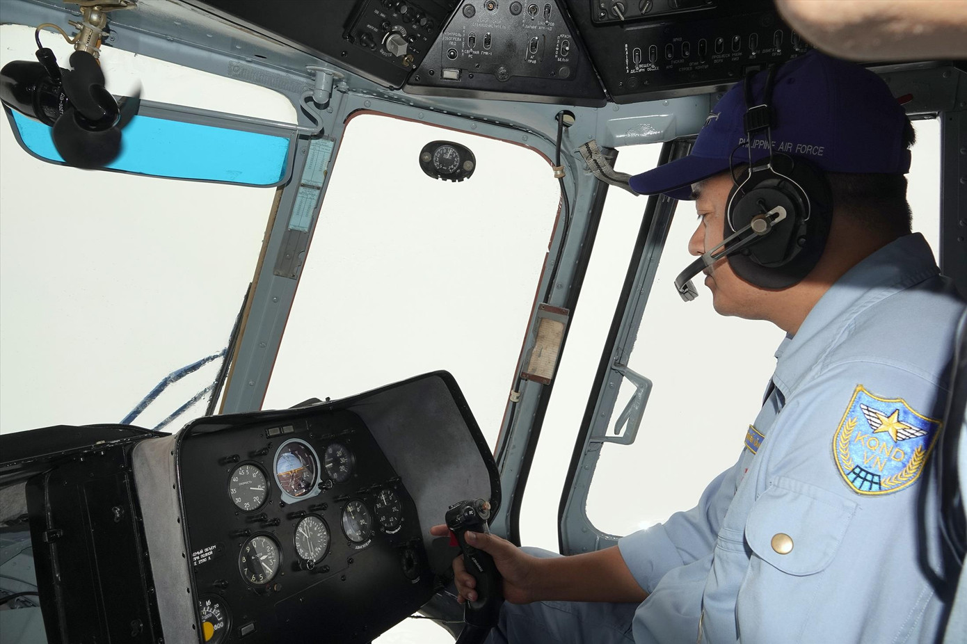 Thượng tá phi công cấp 1 Nguyễn Văn Hoàng - Phó Chính ủy Trung đoàn 916 điều khiển máy bay vượt qua khu vực mây dày đặc trên hành trình bay. ẢNH: NGUYỄN MINH Thượng tá phi công cấp 1 Nguyễn Văn Hoàng - Phó Chính ủy Trung đoàn 916 điều khiển máy bay vượt qua khu vực mây dày đặc trên hành trình bay. ẢNH: NGUYỄN MINH