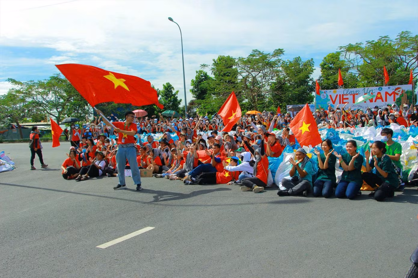 Đoàn viên, thanh niên tình nguyện tham gia cộng đồng Xanh Việt Nam Đoàn viên, thanh niên tình nguyện tham gia cộng đồng Xanh Việt Nam