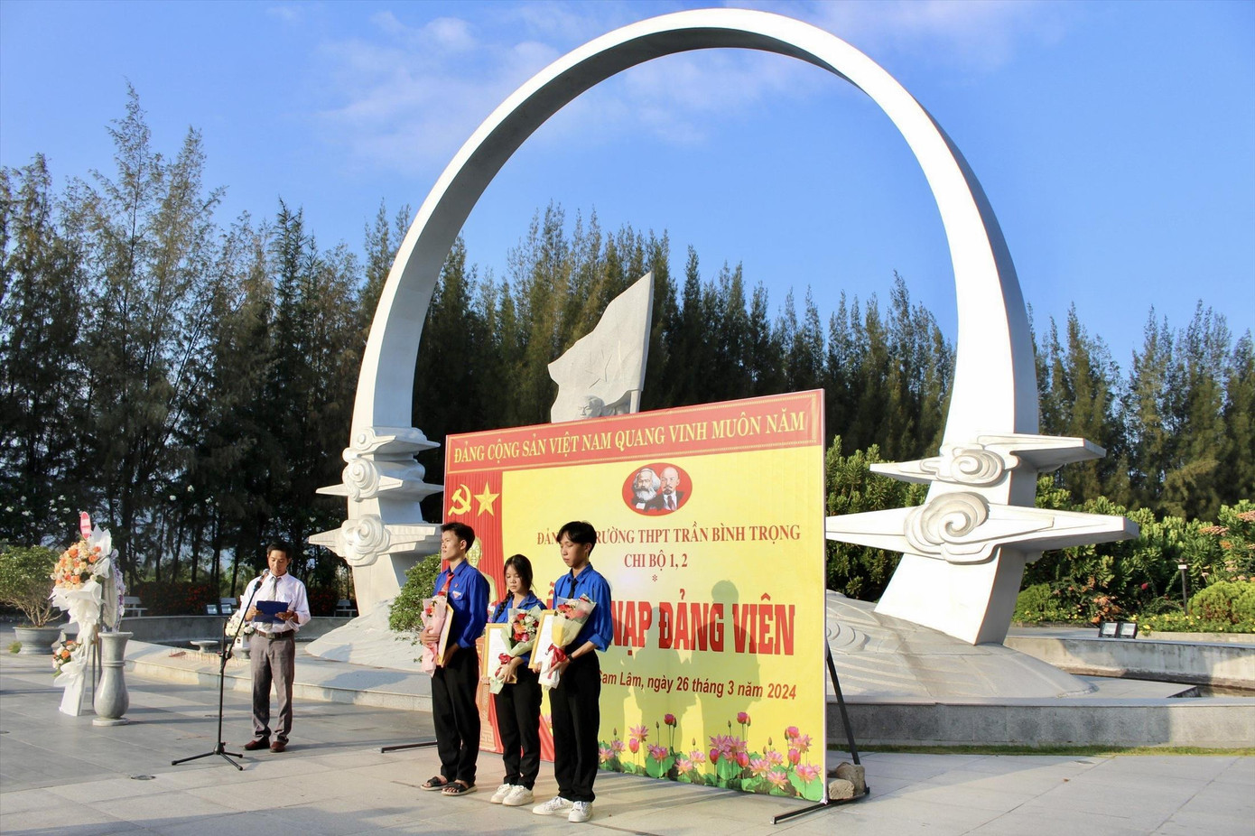 Kết nạp Đảng cho học sinh tại Khu tưởng niệm chiến sĩ Gạc Ma