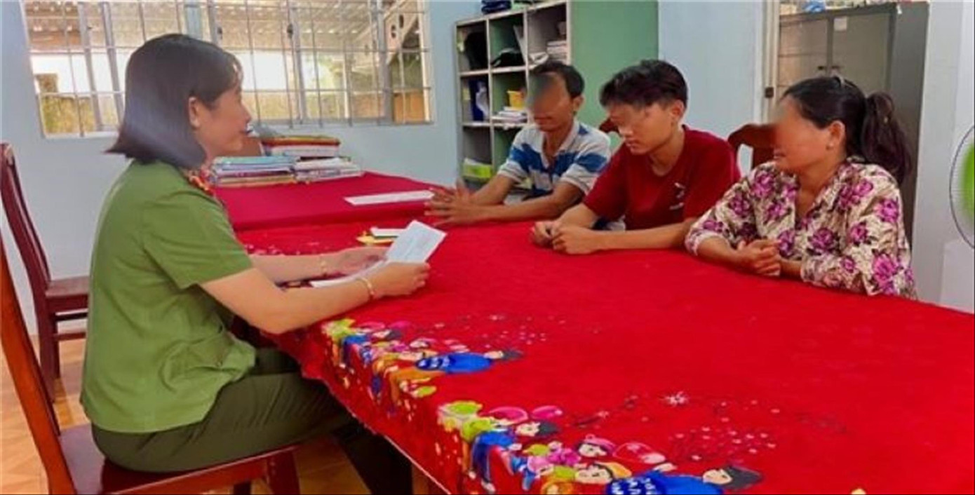 Một nạn nhân và gia đình ở Trà Vinh đến trình báo sự việc với cơ quan công an. Ảnh: M.T