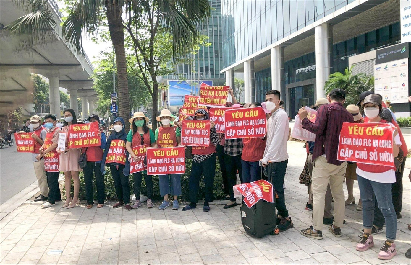 Người dân nhiều năm đi đòi quyền lợi khi mua dự án condotel Hạ Long. Ảnh: Ngọc Mai