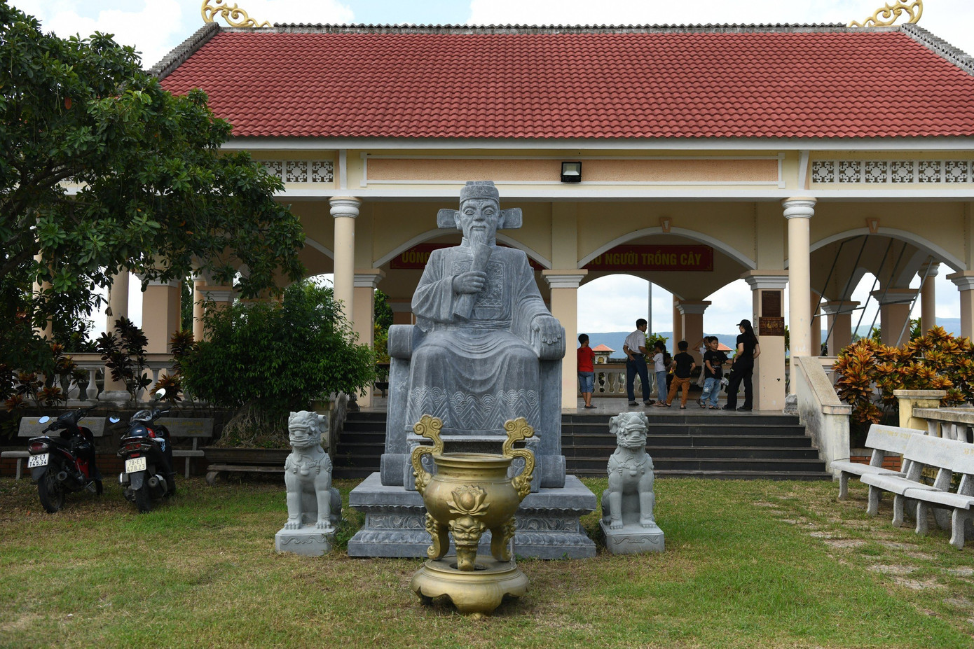 Tượng cụ Lương Văn Chánh trong khuôn viên đền thờ Tượng cụ Lương Văn Chánh trong khuôn viên đền thờ