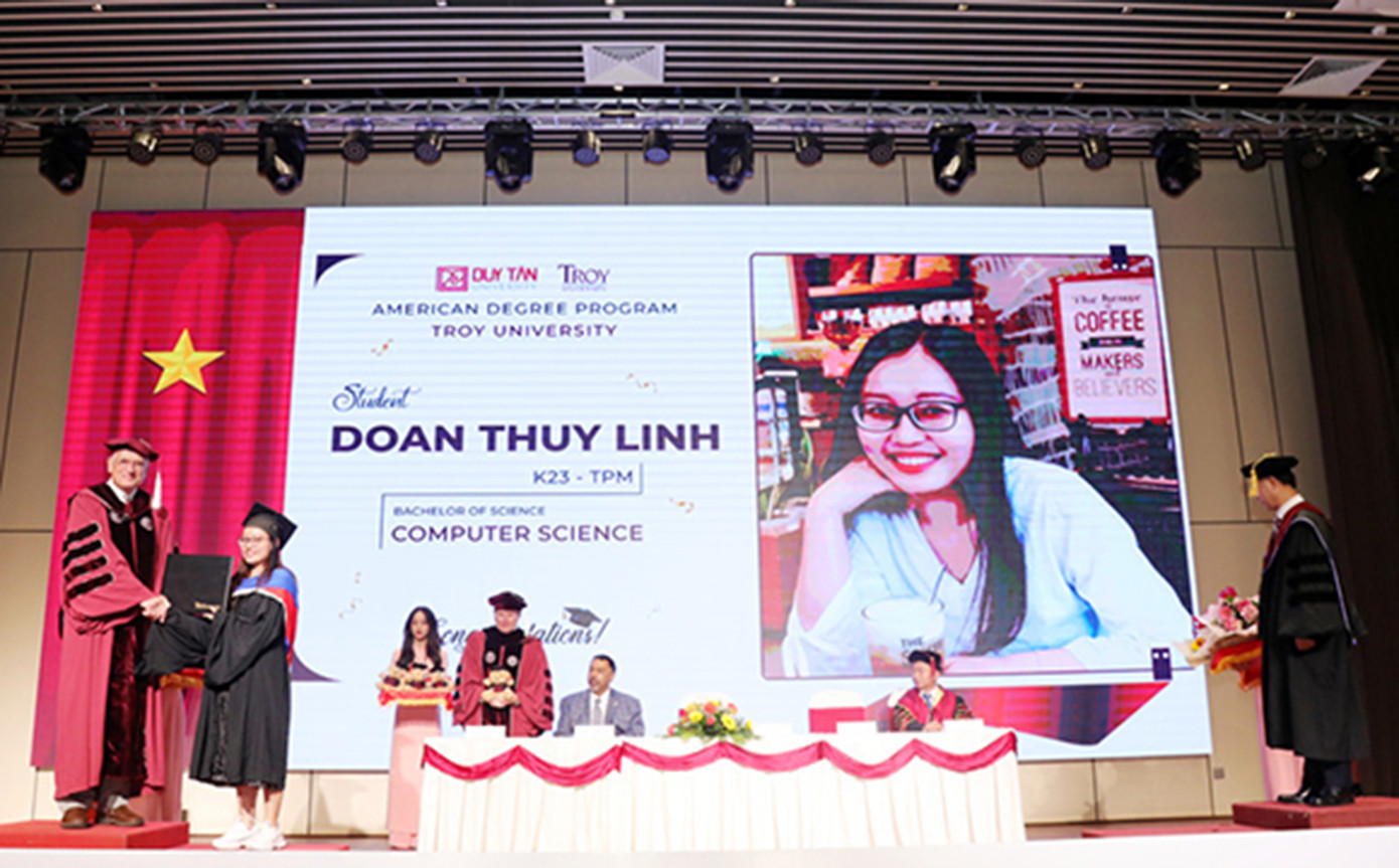 TS Hawkins trao tấm bằng tốt nghiệp đầu tiên cho sinh viên tại ĐH Duy Tân