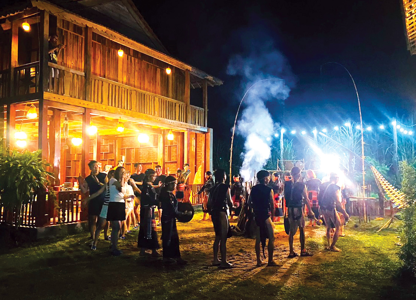 Các đoàn du khách nắm tay nhảy quanh ánh lửa