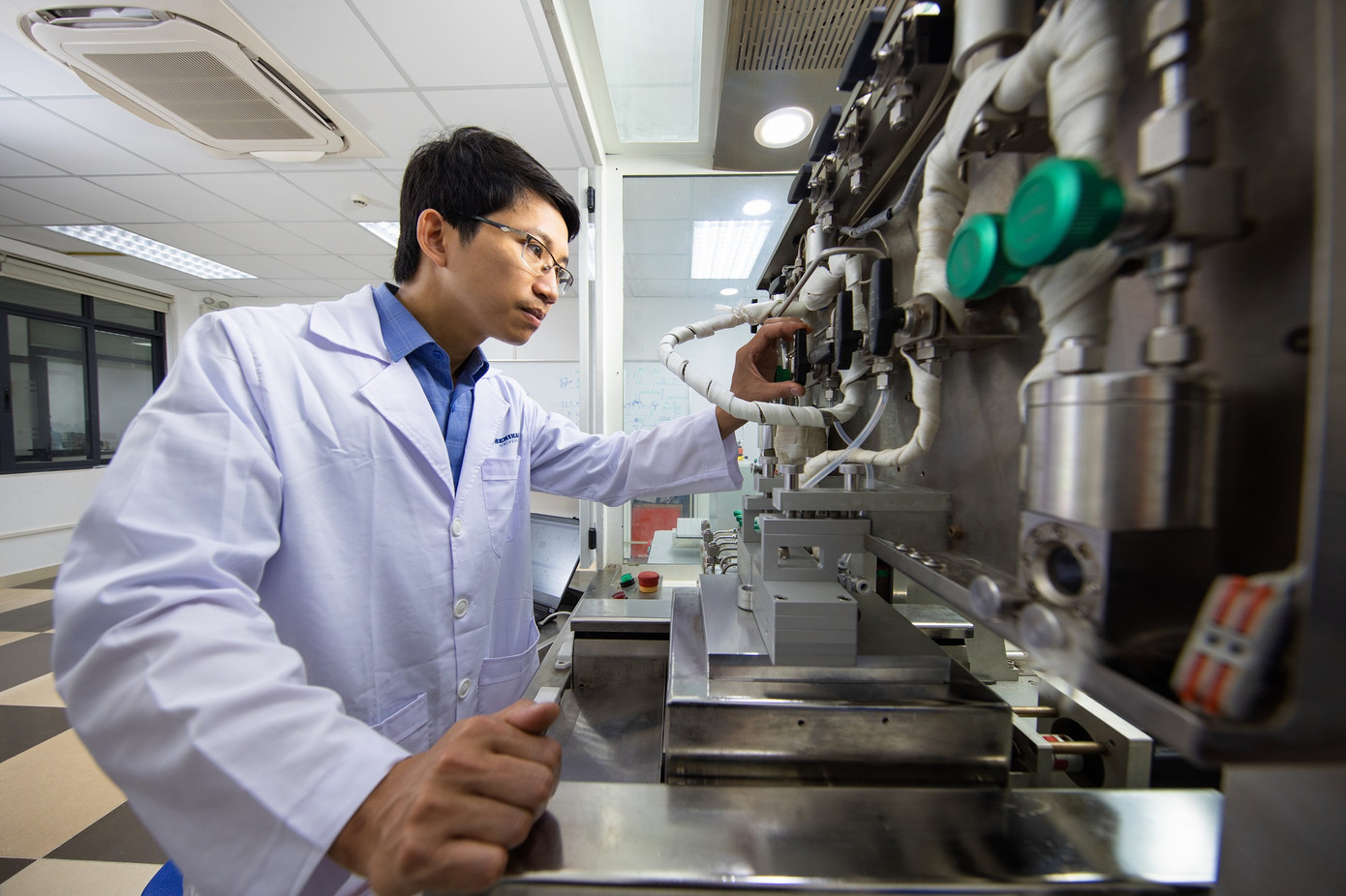 TS Nguyễn Viết Hương, Trường ĐH Phenikaa làm việc trong phòng thí nghiệm SALD TS Nguyễn Viết Hương, Trường ĐH Phenikaa làm việc trong phòng thí nghiệm SALD