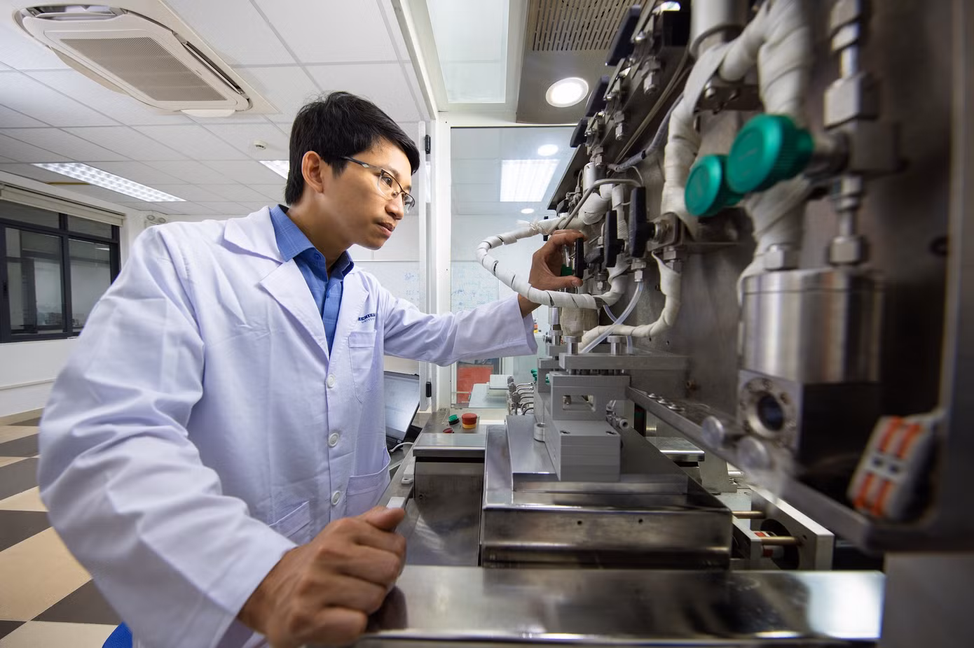 TS Nguyễn Viết Hương, Trường ĐH Phenikaa làm việc trong phòng thí nghiệm SALD