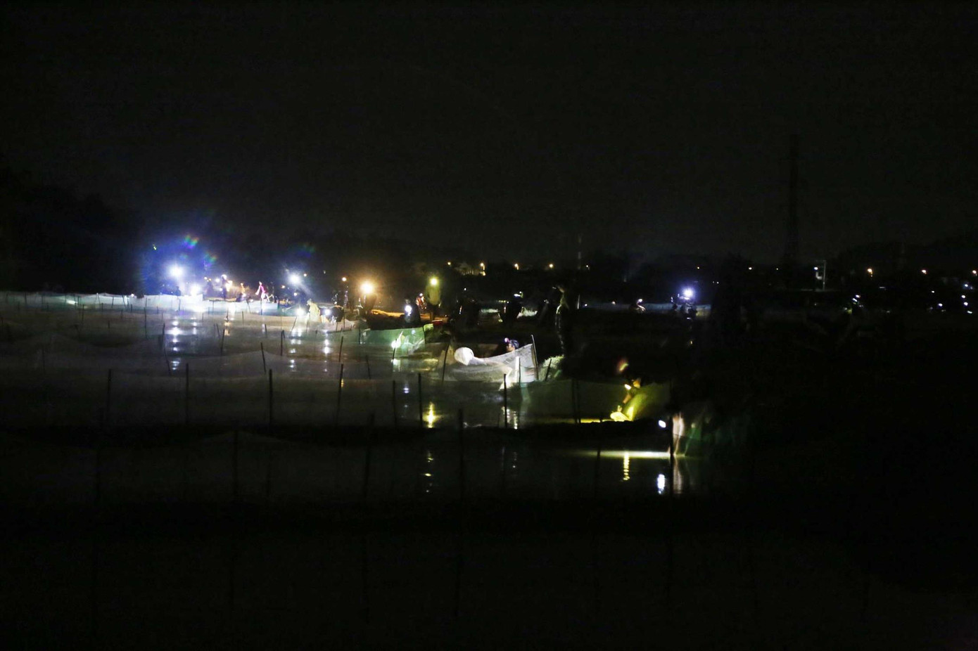 Hàng trăm người dân xã Châu Nhân, huyện Hưng Nguyên, Nghệ An chong đèn chờ vớt “lộc trời”