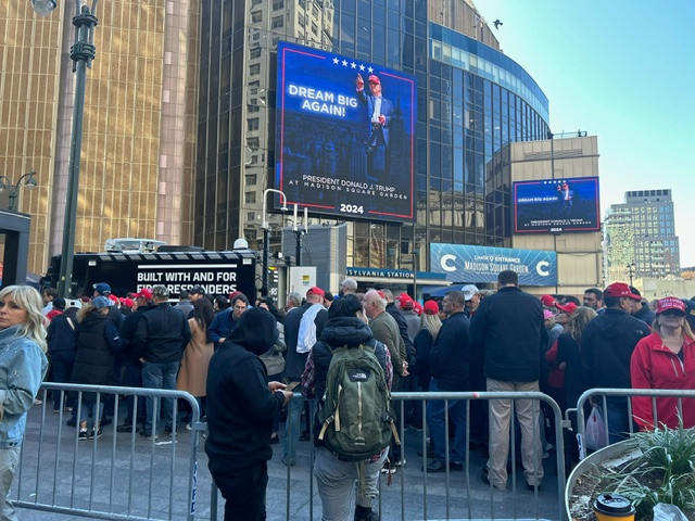 Tuần hành ủng hộ ứng viên tổng thống Donald Trump ở New York ngày 3/11. Ảnh: Hà My