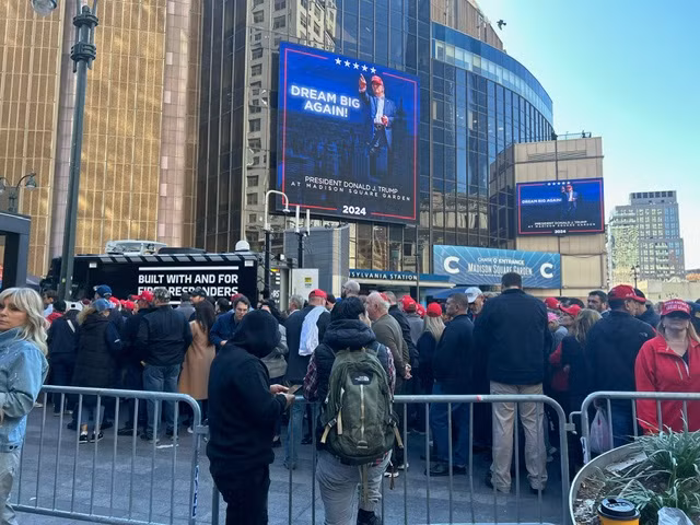 Tuần hành ủng hộ ứng viên tổng thống Donald Trump ở New York ngày 3/11. Ảnh: Hà My Tuần hành ủng hộ ứng viên tổng thống Donald Trump ở New York ngày 3/11. Ảnh: Hà My