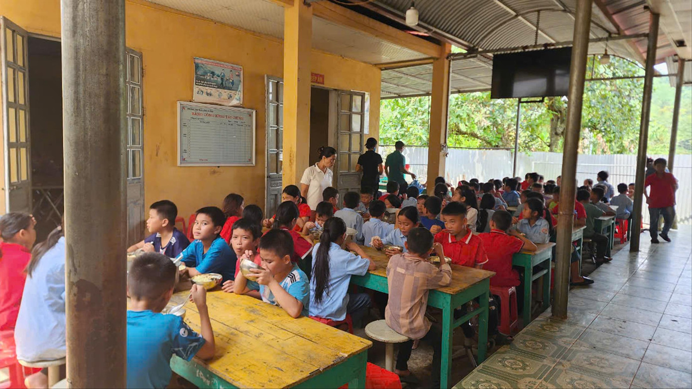 Học sinh Trường Tiểu học và THCS số 1 Phúc Khánh, huyện Bảo Yên (Lào Cai) trong bữa ăn bán trú ngày 16/9. Ảnh: PV