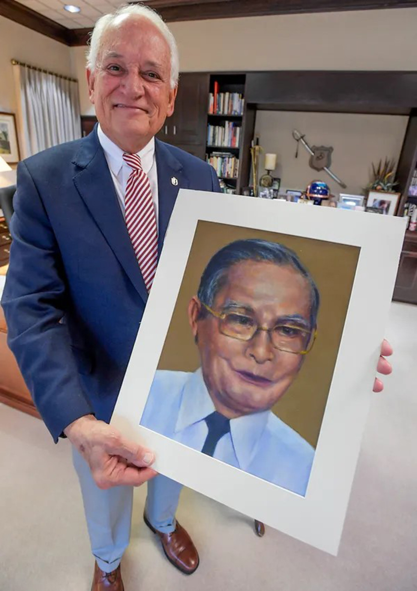 Hình ảnh ông Lê Công Cơ tại phòng làm việc của TS Jack Hawkins. Ảnh: TL