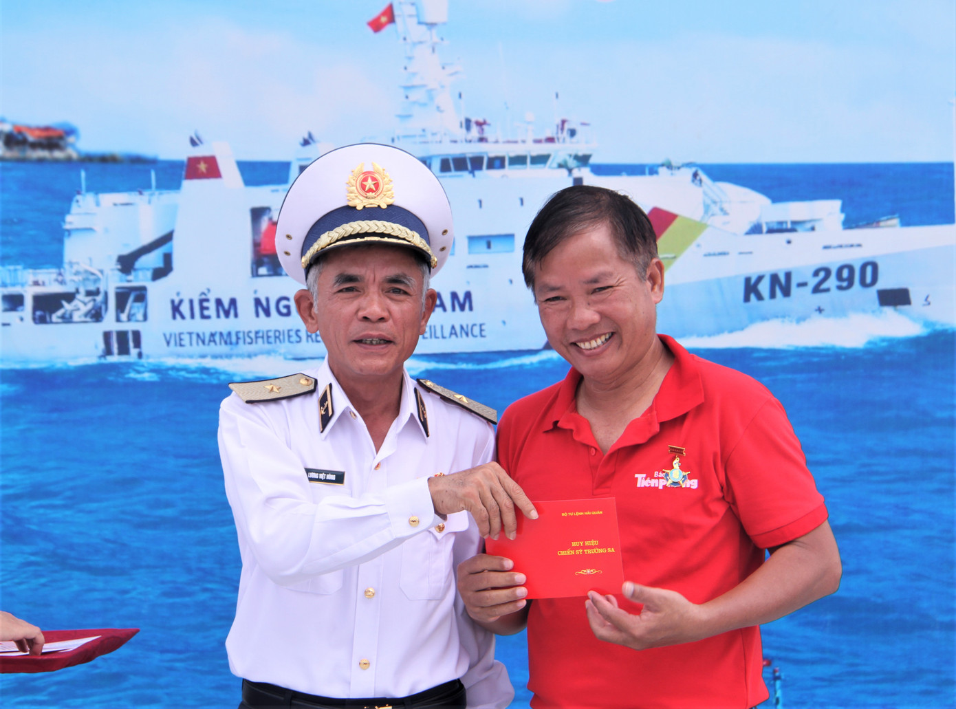 Thiếu tướng, Chuẩn đô đốc Lương Việt Hùng - Phó Tư lệnh Hải quân thay mặt Bộ tư lệnh Hải quân trao huy hiệu Chiến sĩ Trường Sa và Kỷ niệm chương Vì sự nghiệp bảo vệ chủ quyền biển đảo cho phóng viên Tiền Phong Thiếu tướng, Chuẩn đô đốc Lương Việt Hùng - Phó Tư lệnh Hải quân thay mặt Bộ tư lệnh Hải quân trao huy hiệu Chiến sĩ Trường Sa và Kỷ niệm chương Vì sự nghiệp bảo vệ chủ quyền biển đảo cho phóng viên Tiền Phong