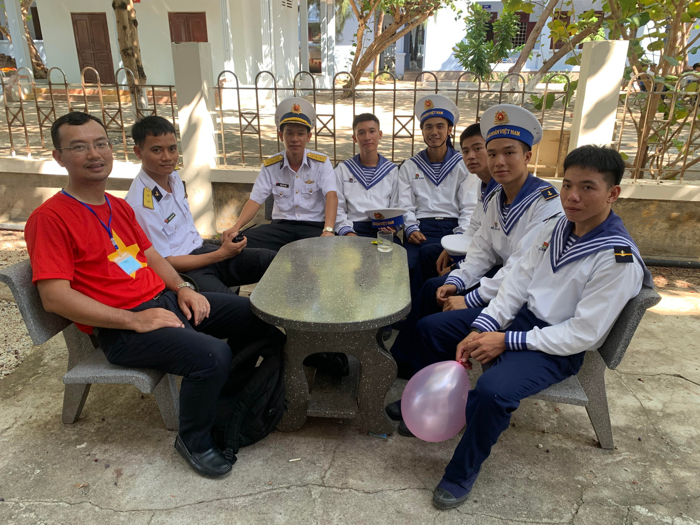 Phóng viên Tiền Phong với các chiến sĩ