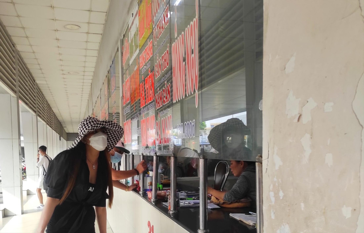 Hành khách mua vé tại bến xe Miền Tây, quận Bình Tân, TPHCM. Ảnh: Hữu Huy Hành khách mua vé tại bến xe Miền Tây, quận Bình Tân, TPHCM. Ảnh: Hữu Huy