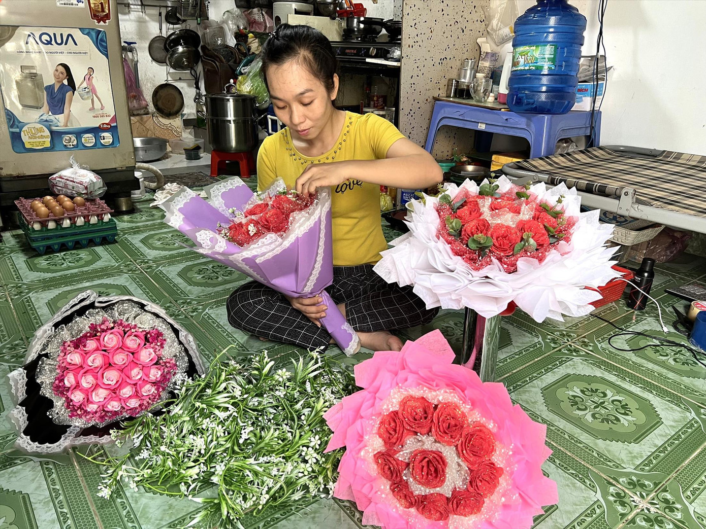 Công nhân nghỉ việc tự khởi nghiệp bằng nghề làm hoa sáp. Ảnh: U.P Công nhân nghỉ việc tự khởi nghiệp bằng nghề làm hoa sáp. Ảnh: U.P