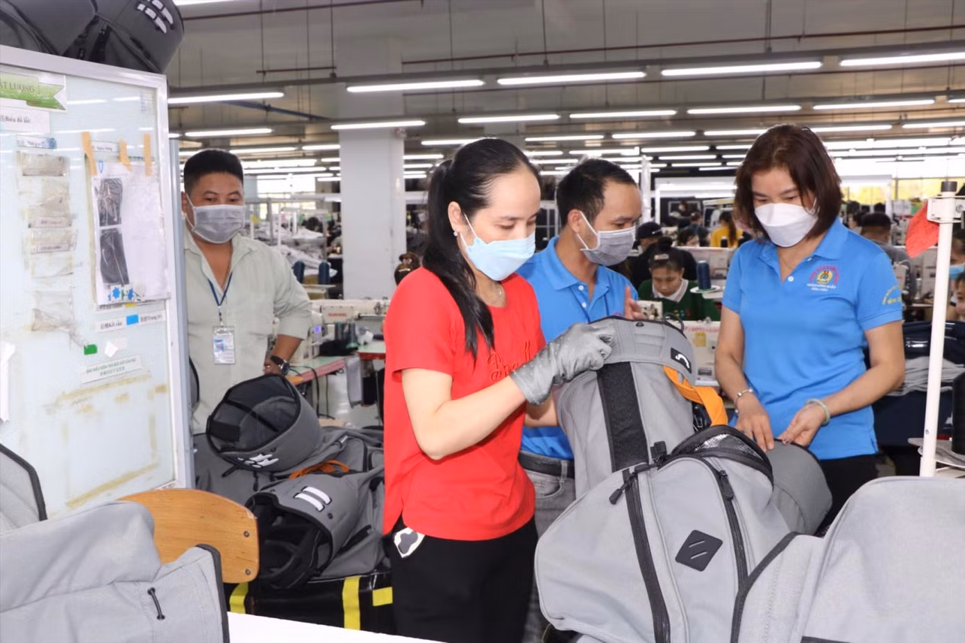 Công nhân sản xuất trong nhà máy ở Bình Dương. Ảnh: H.C Công nhân sản xuất trong nhà máy ở Bình Dương. Ảnh: H.C