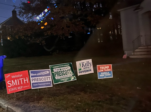 Các tấm biển ghi tên ứng viên và thể hiện quan điểm của cử tri được đặt trong vườn nhà dân ở thành phố Manchester, bang New Hamphire, Mỹ. Ảnh: Tâm Ngô