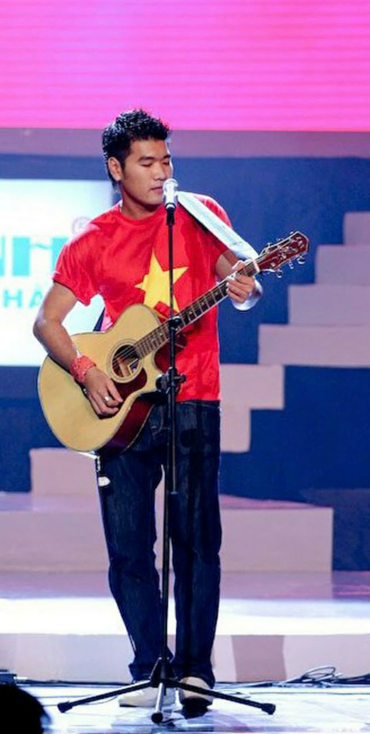 Tác giả Tạ Quang Thắng hát “Lá cờ”