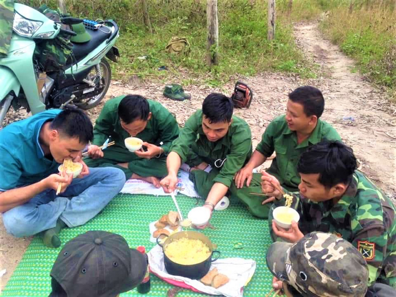 Một bữa ăn tuần tra của lực lượng giữ rừng Một bữa ăn tuần tra của lực lượng giữ rừng