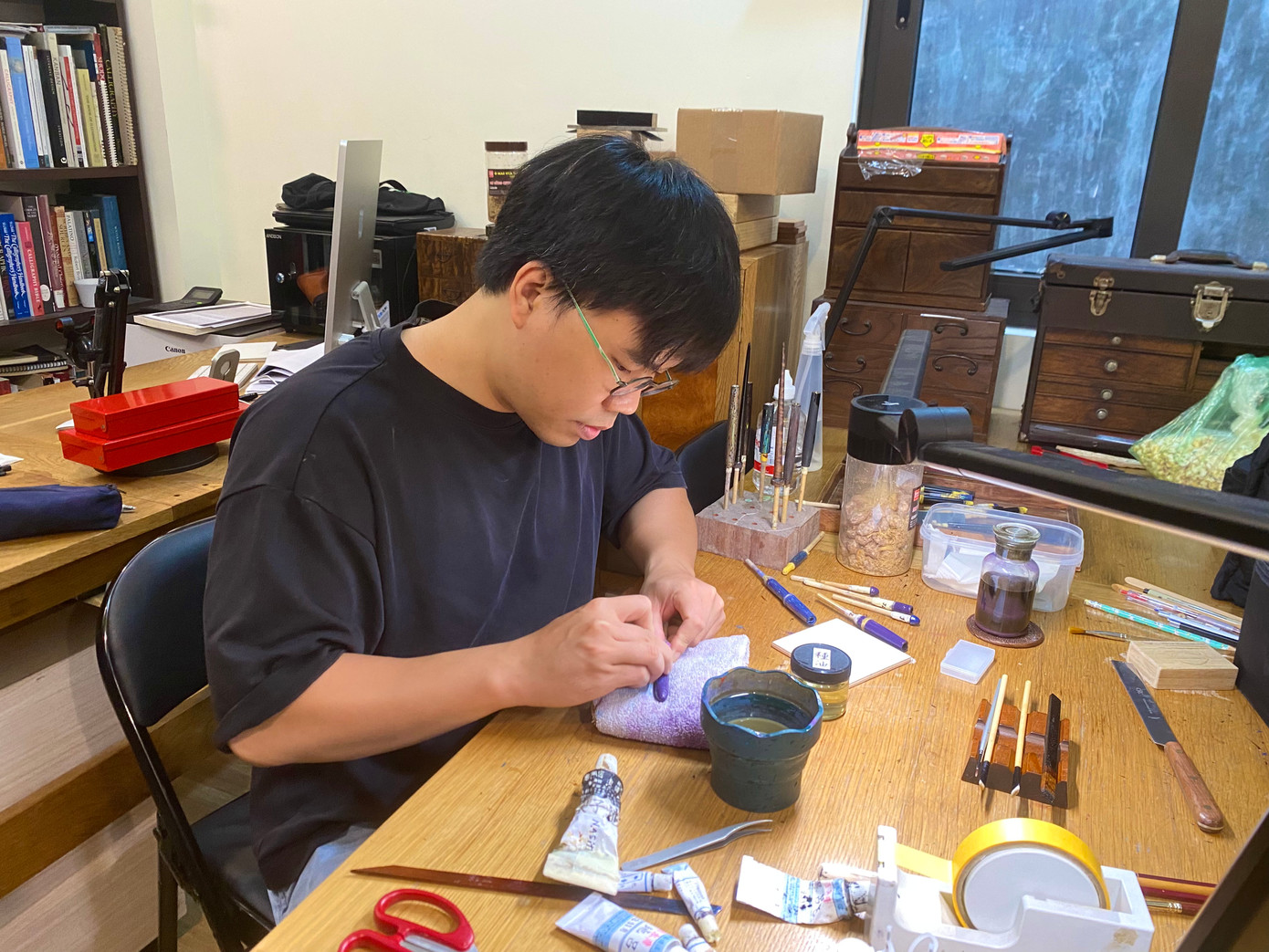 Đào Huy Hoàng đang trang trí bút bằng nghệ thuật sơn mài urushi Đào Huy Hoàng đang trang trí bút bằng nghệ thuật sơn mài urushi