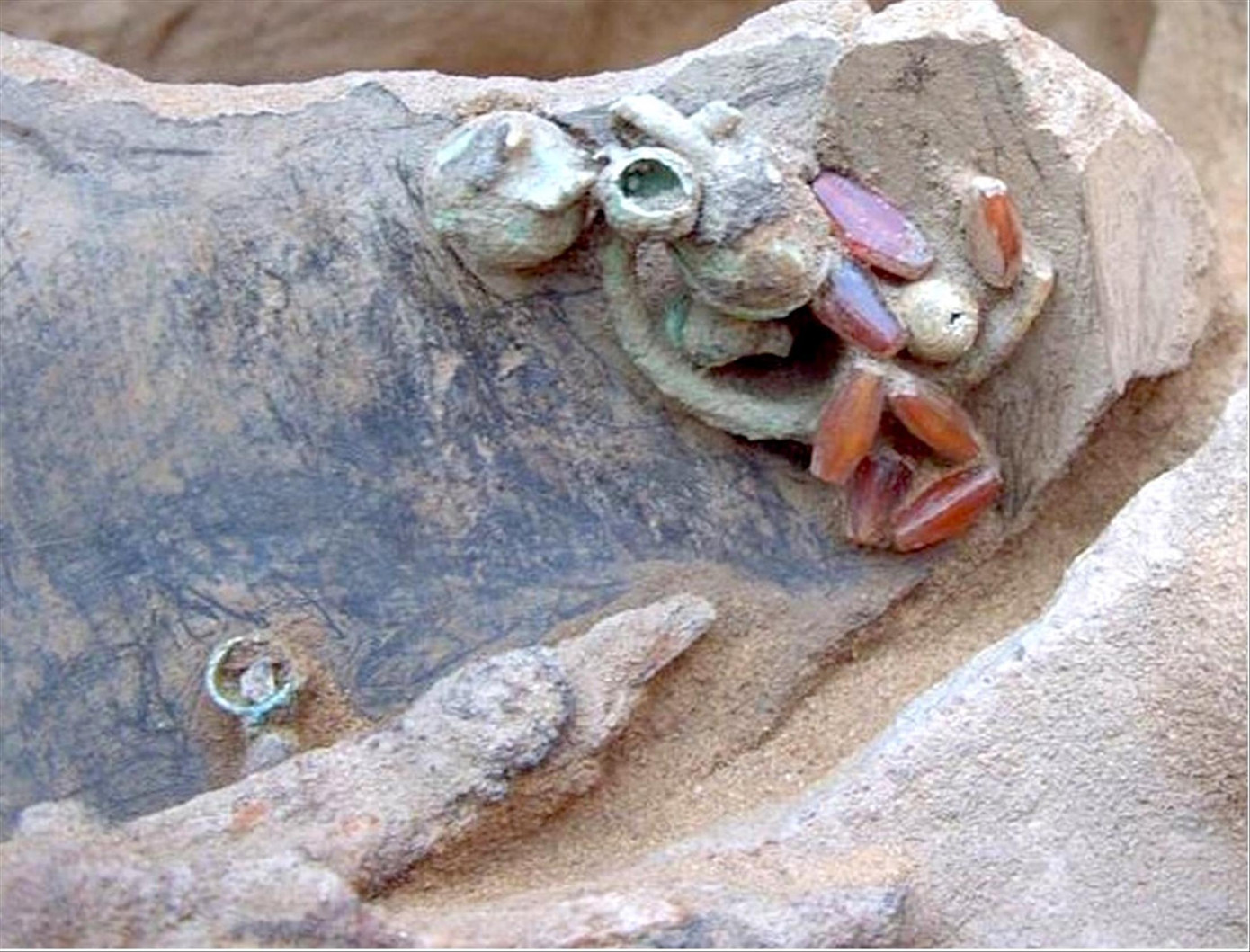 Hình ảnh hiện vật tại hố khai quật