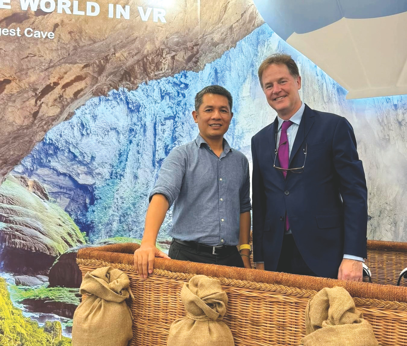 Ông Nguyễn Châu Á với Chủ tịch đối ngoại của Tập đoàn Meta tại hoạt động trưng bày thành tựu Đổi mới sáng tạo 2024 tại Hà Nội