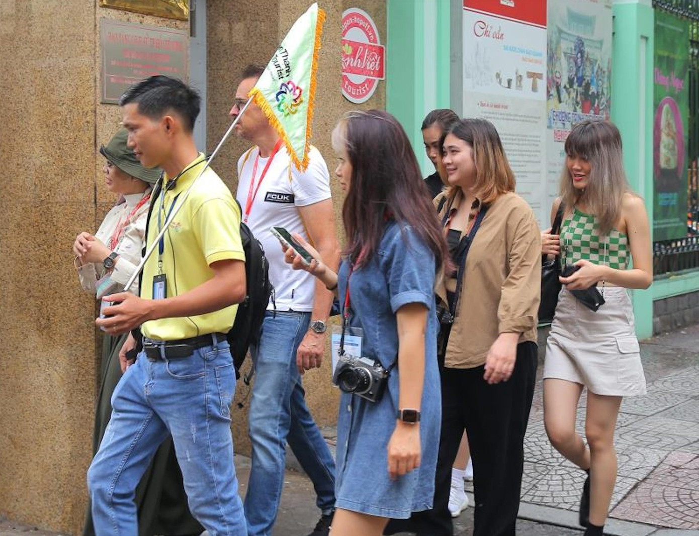 Du khách tham gia Free Walking Tour của BenThanh Tourist Du khách tham gia Free Walking Tour của BenThanh Tourist