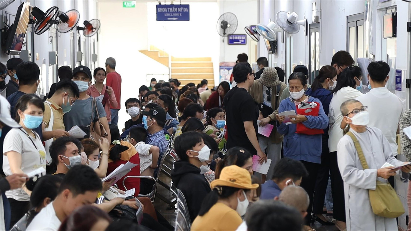 Nhiều người đến bệnh viện thăm khám các bệnh liên quan đến thời tiết nắng nóng. Ảnh: Vân Sơn