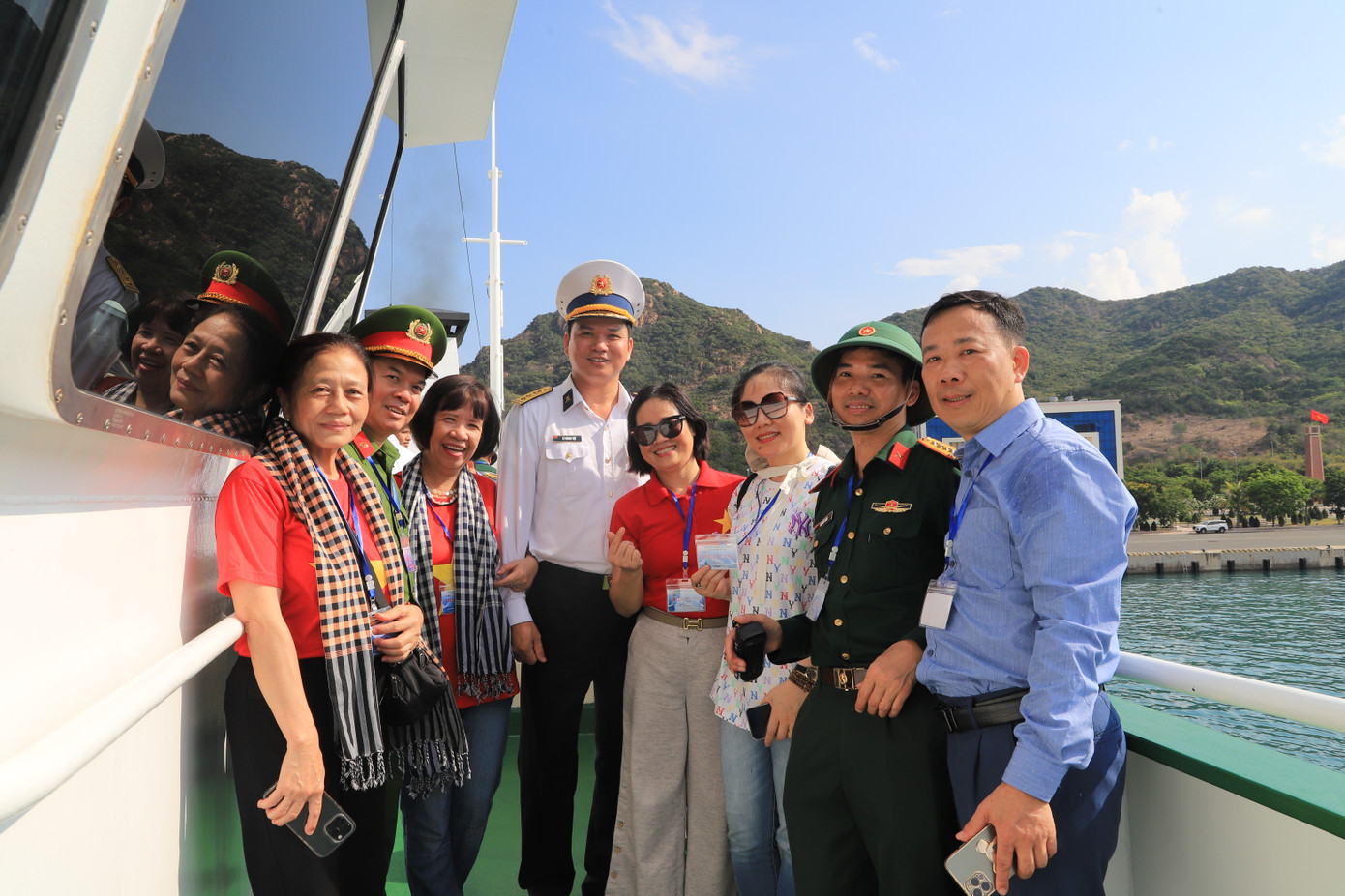 Đại tá Lê Hoàng Việt – Phó Chủ nhiệm Kỹ thuật Quân chủng Hải quân, Trưởng đoàn công tác số 19 cùng các nhà báo, văn nghệ sĩ, đại biểu ra Trường Sa Đại tá Lê Hoàng Việt – Phó Chủ nhiệm Kỹ thuật Quân chủng Hải quân, Trưởng đoàn công tác số 19 cùng các nhà báo, văn nghệ sĩ, đại biểu ra Trường Sa