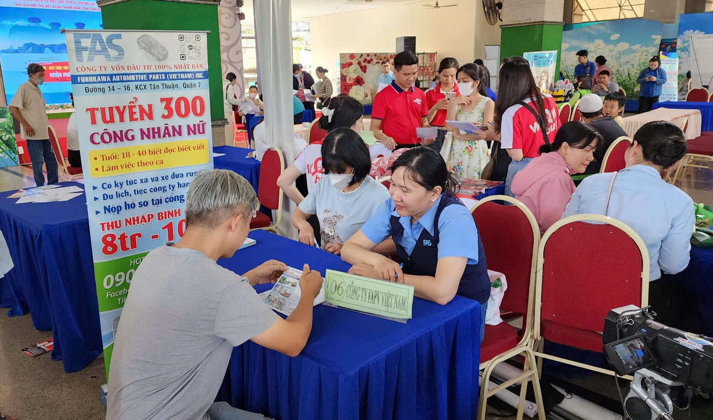 Sinh viên tìm việc làm tại Ngày hội việc làm cuối tháng 11/2024