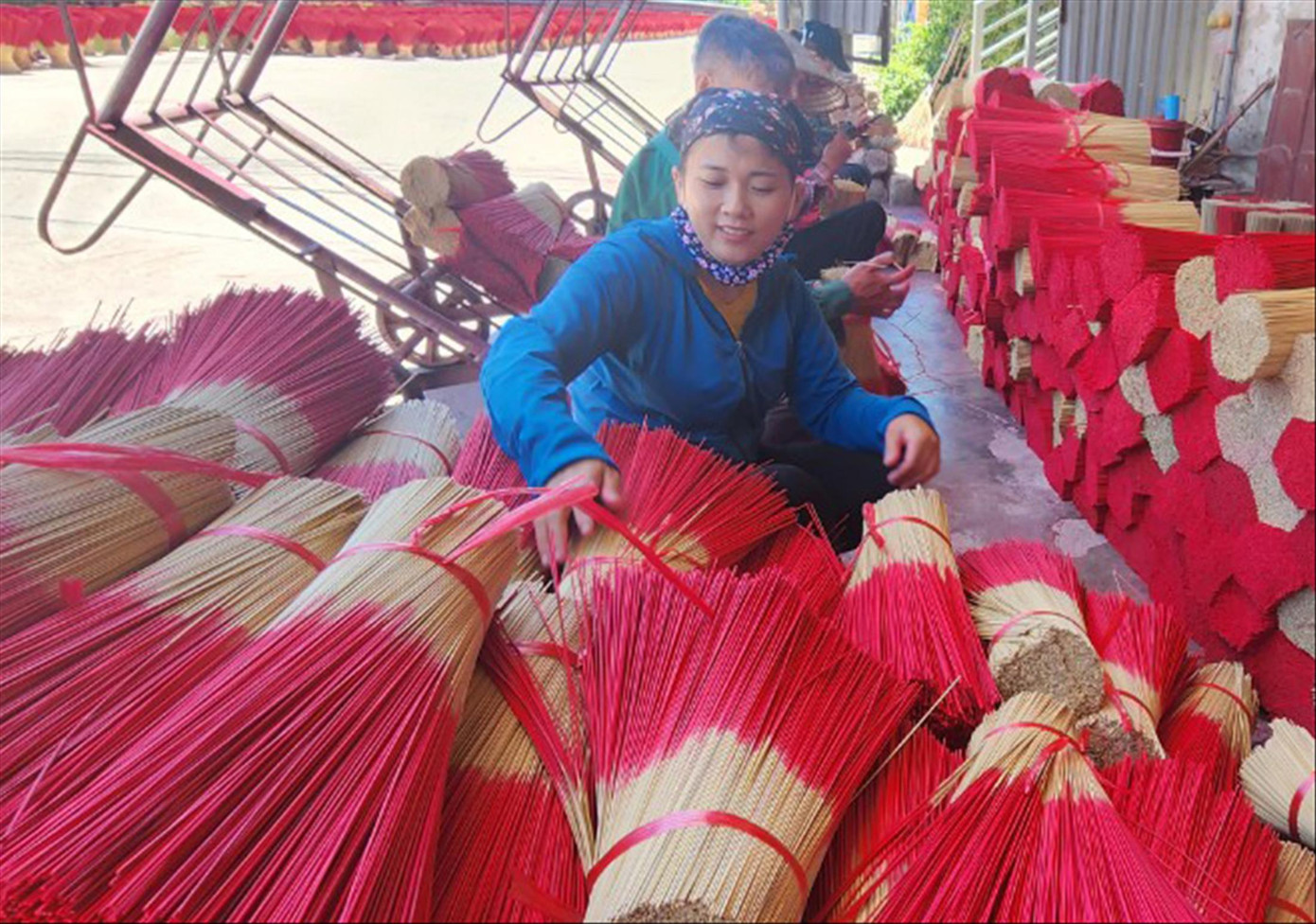 Người lao động làm hương tại làng nghề Quảng Phú Cầu Người lao động làm hương tại làng nghề Quảng Phú Cầu