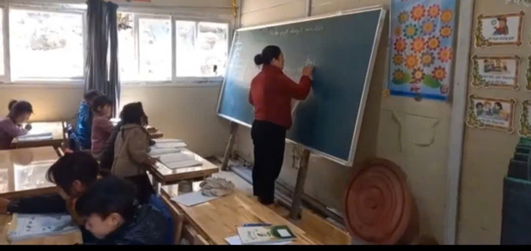 Cô giáo Lý Thanh Trầm trên bục giảng. Cô giáo Lý Thanh Trầm trên bục giảng.