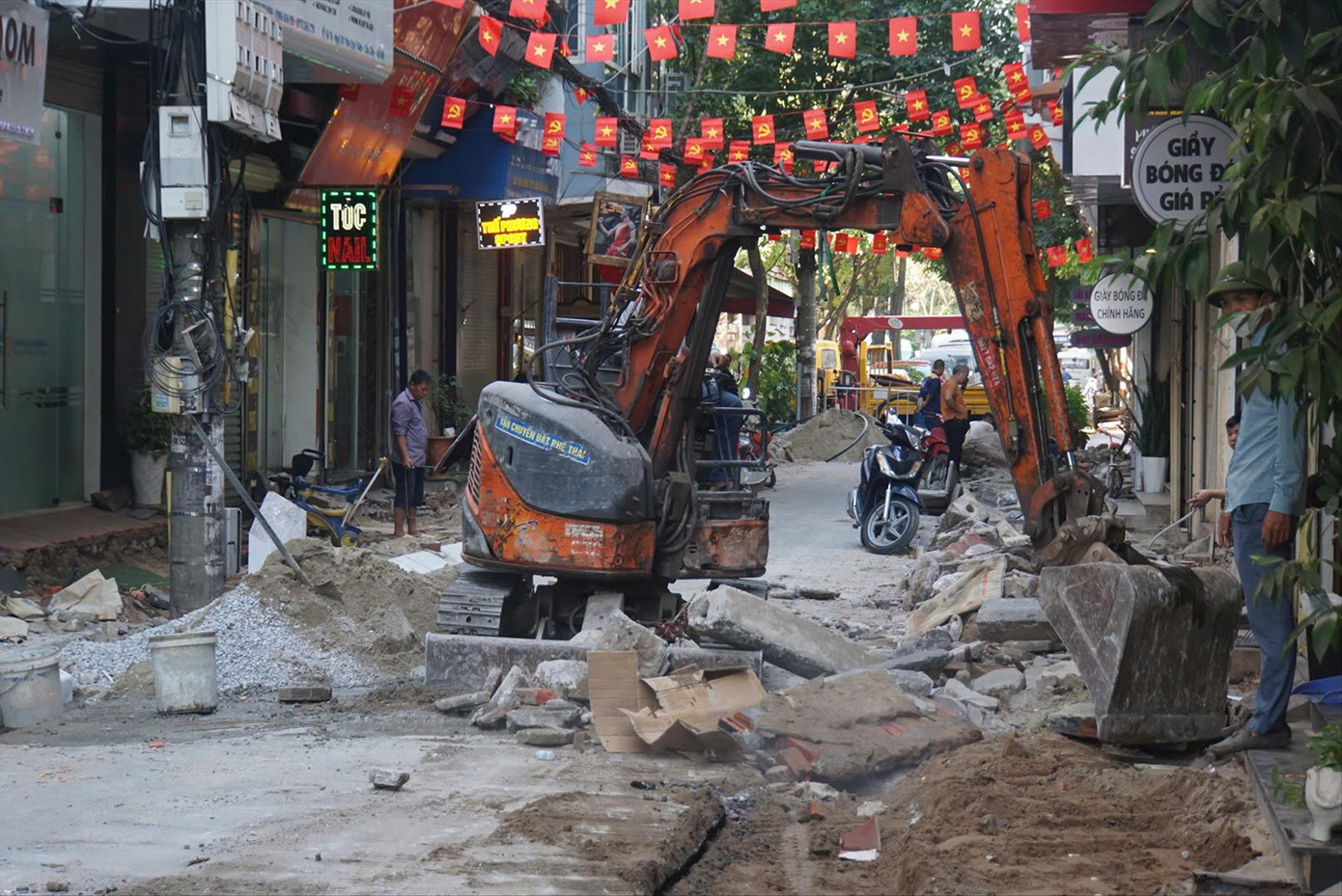 Vật liệu xây dựng tập kết bừa bãi tại ngõ 30 phố Trần Quý Kiên (Dịch Vọng, Cầu Giấy, Hà Nội)