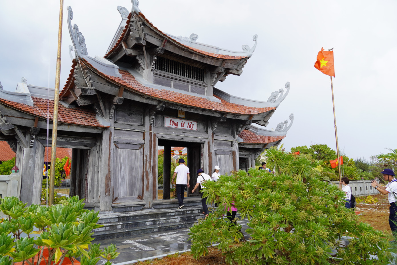 Mái chùa cong vút ở đảo Song tử Tây Mái chùa cong vút ở đảo Song tử Tây