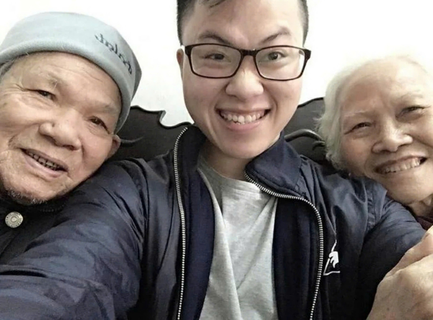 Tác giả Lê Thiện Hiếu với ông bà, những nhân vật trong ca khúc gây “bão” một dạo: “Ông bà anh”.