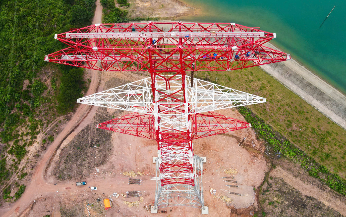 Dự án đường dây 500kV mạch 3 qua Hà Tĩnh. Ảnh: Phạm Trường Dự án đường dây 500kV mạch 3 qua Hà Tĩnh. Ảnh: Phạm Trường