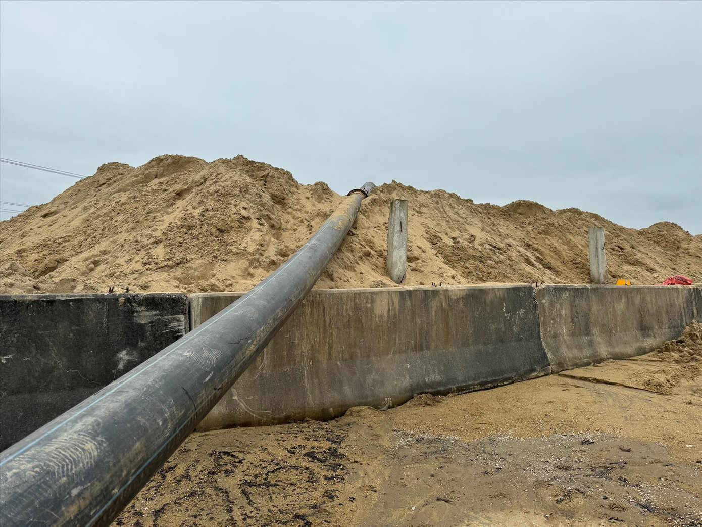 Bãi tại xã Quảng Hòa đầy ắp cát khai thác trái phép Bãi tại xã Quảng Hòa đầy ắp cát khai thác trái phép