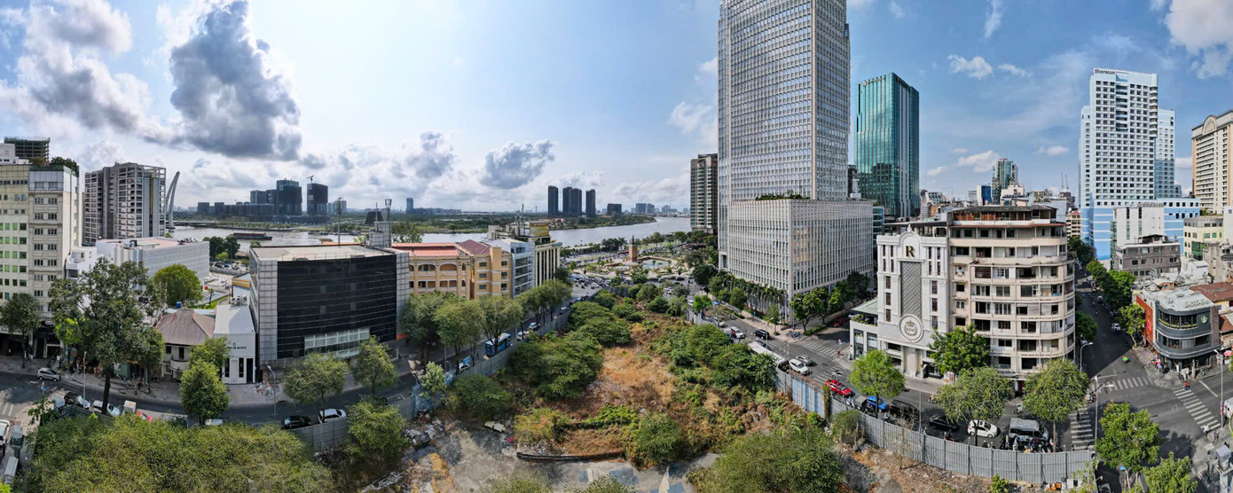 Hàng loạt “đất vàng” bị bỏ hoang ở trung tâm TPHCM nhiều năm qua. Ảnh: Duy Anh