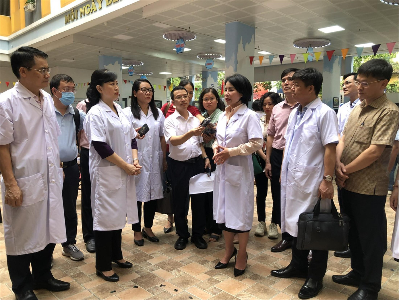 Đại biểu Quốc hội Trần Thị Nhị Hà trao đổi với các phóng viên trong chuyến đi kiểm tra thực tế tại cơ sở khi còn giữ chức Giám đốc Sở Y tế Hà Nội. Ảnh: T.L Đại biểu Quốc hội Trần Thị Nhị Hà trao đổi với các phóng viên trong chuyến đi kiểm tra thực tế tại cơ sở khi còn giữ chức Giám đốc Sở Y tế Hà Nội. Ảnh: T.L