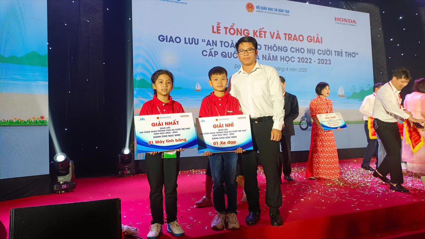 Thầy giáo Phùng Văn Tráng (Trường Tiểu học Võ Thị Sáu), bên 2 học sinh giành giải Nhất, Nhì quốc gia Hội thi “An toàn giao thông cho nụ cười trẻ thơ” Thầy giáo Phùng Văn Tráng (Trường Tiểu học Võ Thị Sáu), bên 2 học sinh giành giải Nhất, Nhì quốc gia Hội thi “An toàn giao thông cho nụ cười trẻ thơ”