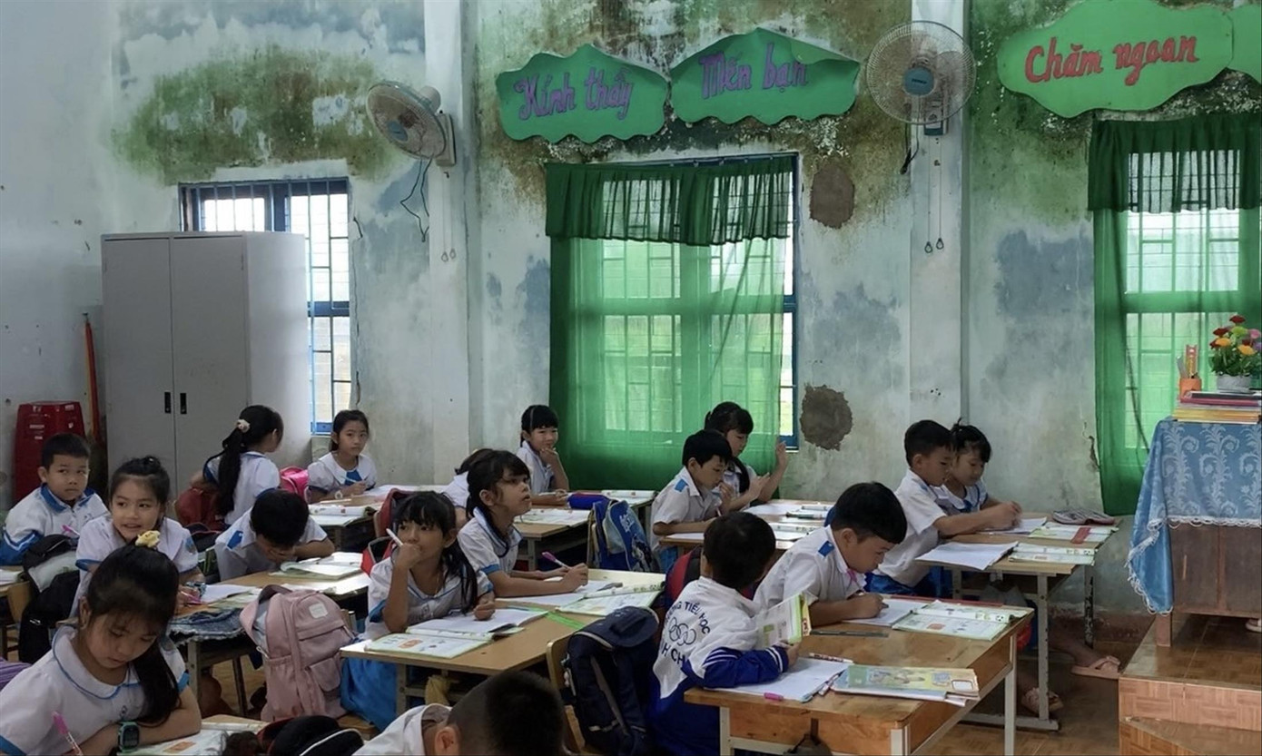 Học sinh phải học trong những căn phòng xuống cấp, thấm dột. Ảnh: NN Học sinh phải học trong những căn phòng xuống cấp, thấm dột. Ảnh: NN