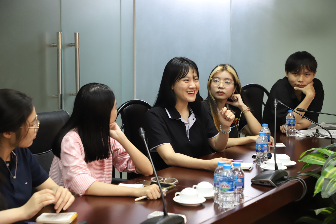 Nguyễn Ngọc Thùy Linh góp ý kiến tại buổi trao đổi